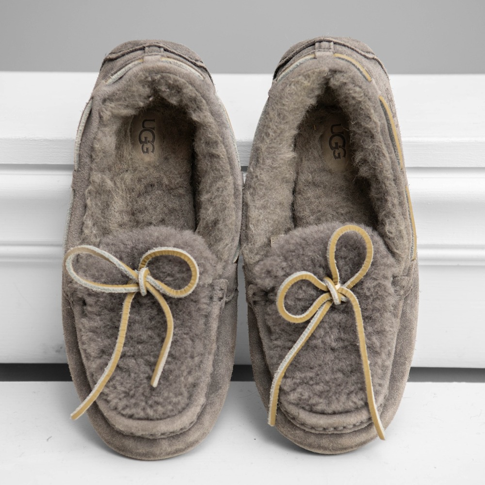 UGG Dakota Moccasin Slippers 7 Grey Suede Wool Lined Cozy Loungewear House Shoes